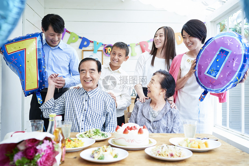 庆祝长辈周年纪念日开心的家庭图片