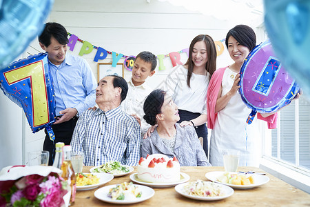 庆祝长辈周年纪念日开心的一家人图片