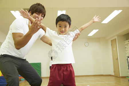 幼儿园的孩子健身房户内体操课堂教学跳箱儿童图片