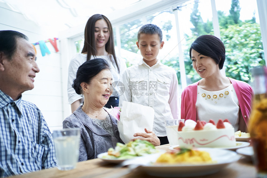 夫妇派对食物欢闹三代家庭庆祝图片