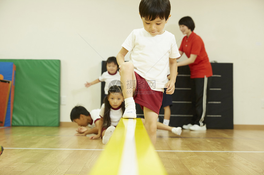 小孩幼儿健身房体操教室平均平衡孩子图片