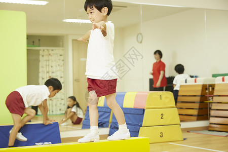 孩子室内运动课外课程小孩指导体操教室平均平衡孩子背景