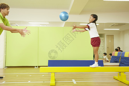 男子女孩们人物体操教室儿童平均球类训练图片