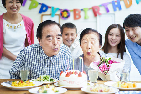三代人生日派对小学生三代家庭庆祝图片