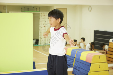 室内幼儿园的孩子教学体操教室平均平衡孩子图片