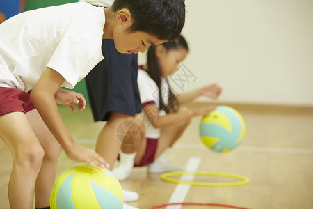 训练女孩小朋友体操课孩子练习穿上球图片