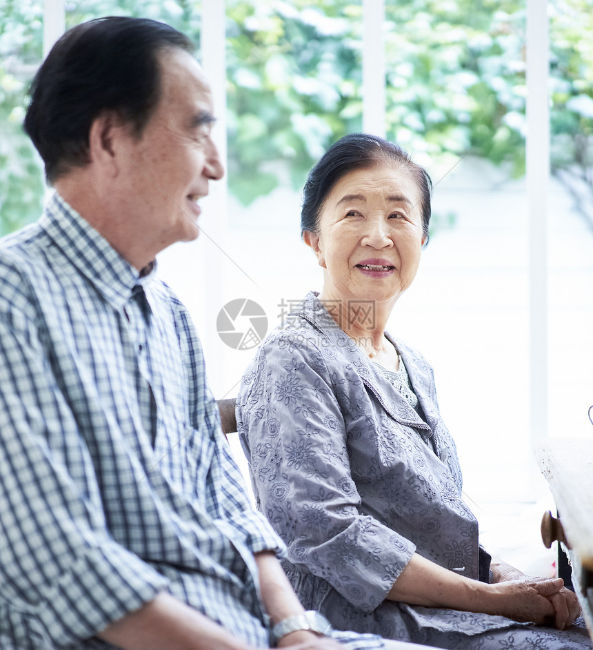 生机勃勃亲密室内老年夫妇图片