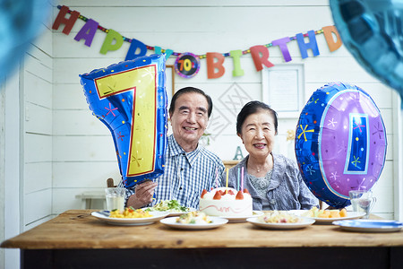 快乐的女生生日老夫妇的庆祝活动图片