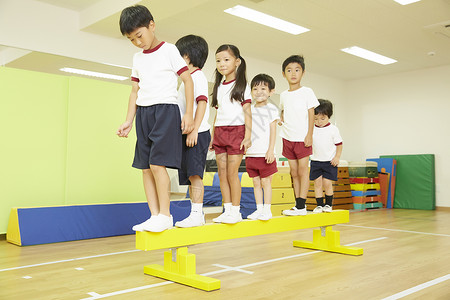 站立男小孩体操课堂儿童教学平均图片