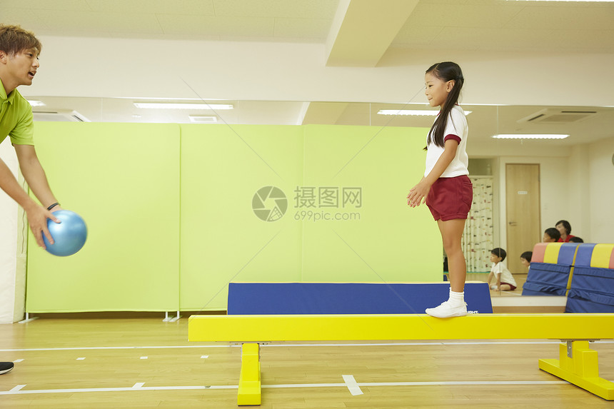 老师女士幼儿体操教室儿童平均球类训练图片