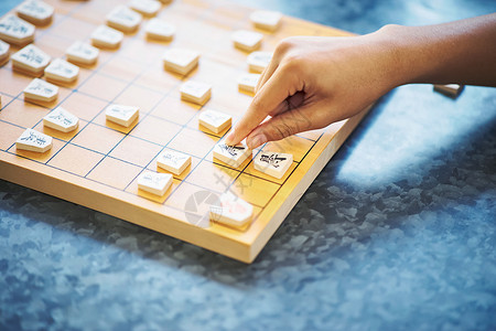 棋盘上下棋的手图片