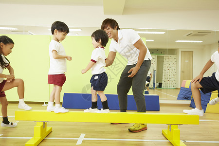 体操教室练习平衡木的孩子们图片