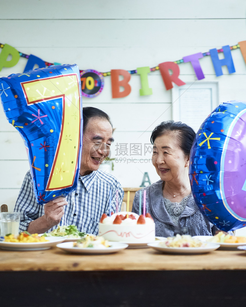 聚会庆祝节日的老夫妇图片