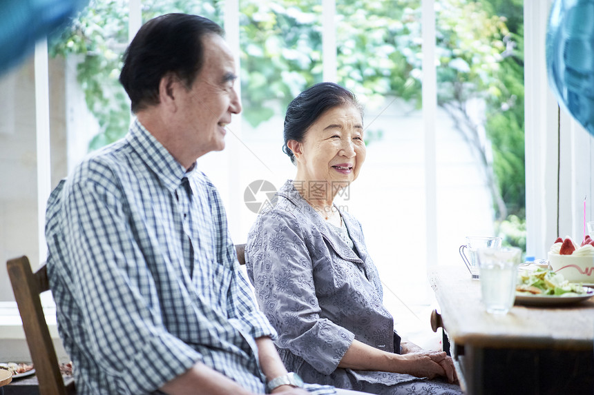 庆祝节日开心的老夫妇图片