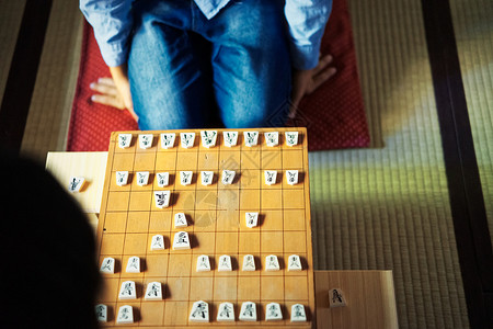 棋盘上对弈的棋子背景图片