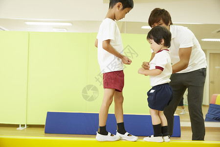 三个人男学校体操教室平均站立的孩子图片