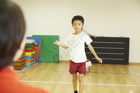 幼儿园儿童教师运动体操教室平均平衡孩子图片