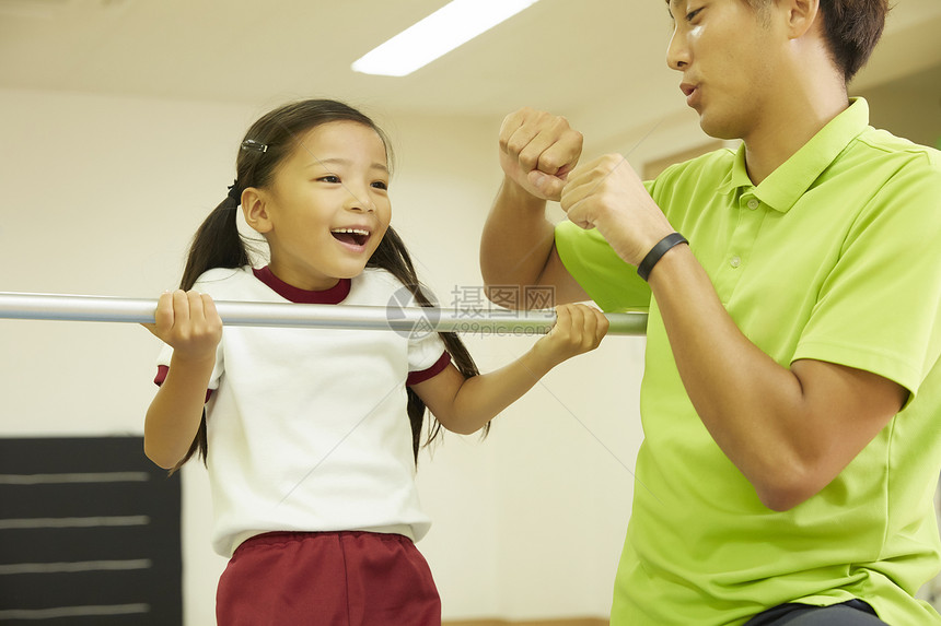 上课幼儿教训体操类铁棒孩子图片