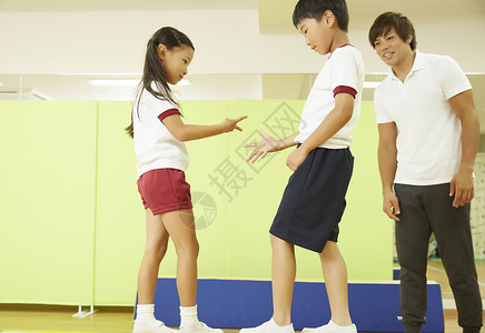 平衡补习班平衡木体操教室平均站立的孩子图片
