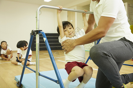 学校悬挂在指导体操类铁棒孩子图片