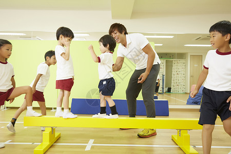 少女男孩子气的体操教室平均站立的孩子图片