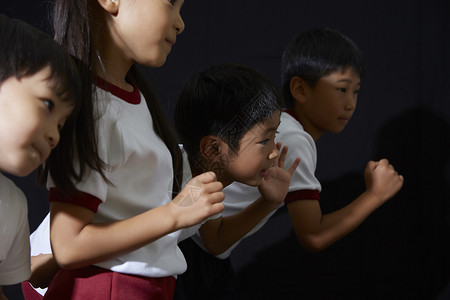 孩子气的女孩男人们体操教室跑跑步的孩子孩子画象图片