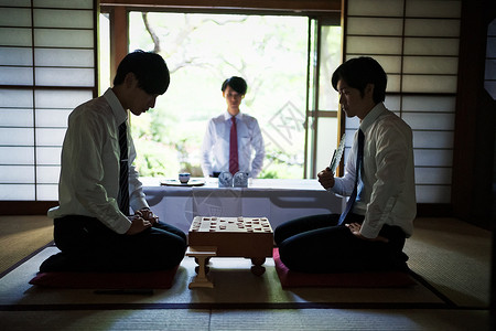 房屋里比赛下棋的对手图片