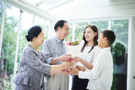 拿着花束庆祝长辈结婚纪念日的孩子图片