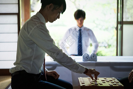 下棋比赛的成年男子图片