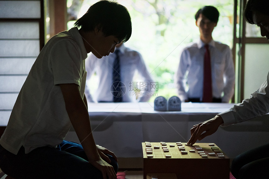 正在进行下棋比赛的选手图片