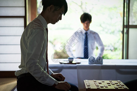 正式装束胸像棋子担心男子指着将棋背景