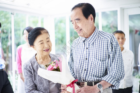 老两口朋友户内老夫妇的庆祝活动图片