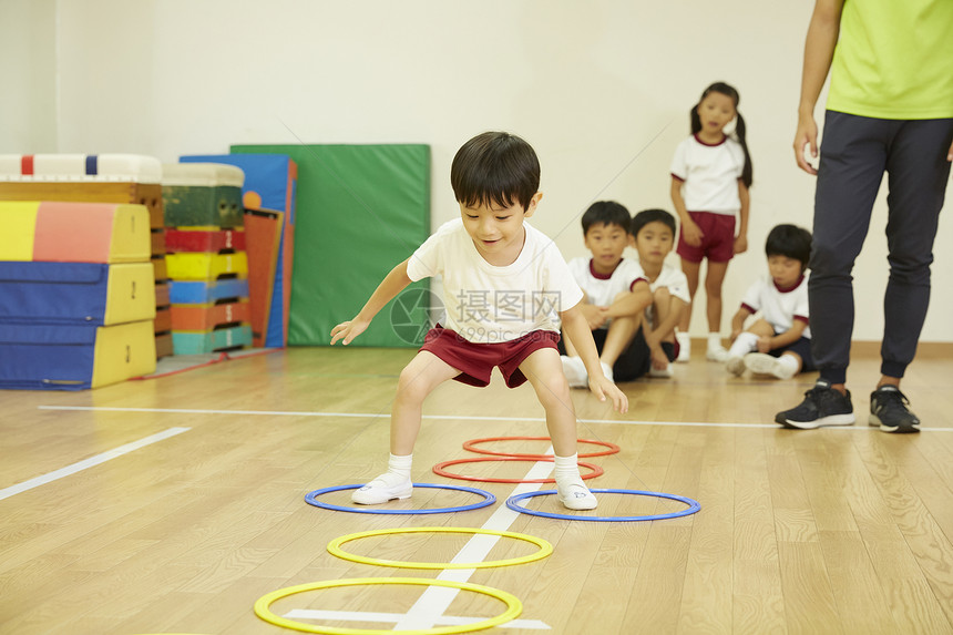 幼儿园儿童课外课程男孩体操教室跳跃图片