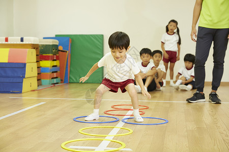 初等教育幼儿园儿童课外课程男孩体操教室跳跃背景