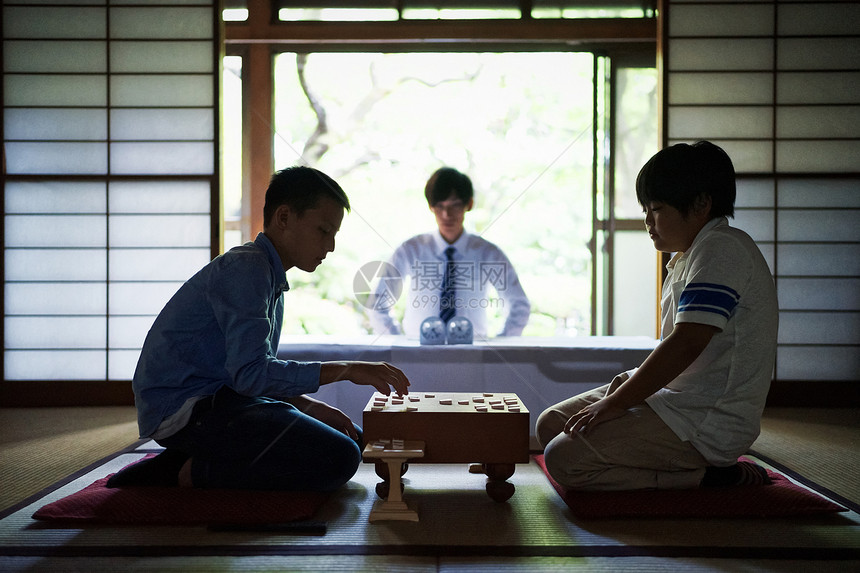 正在进行下棋比赛的选手图片