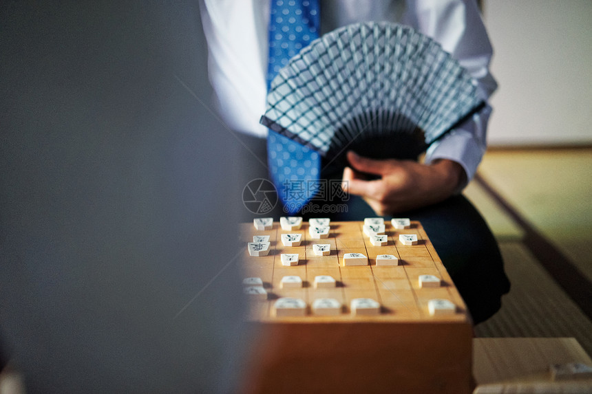正在进行下棋比赛的选手图片