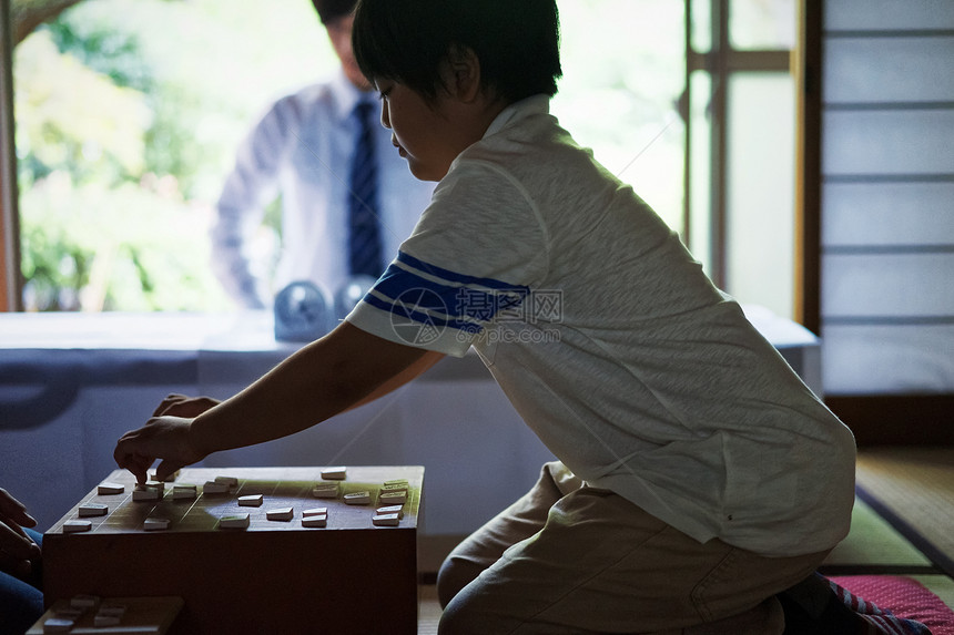 正在进行下棋比赛的选手图片