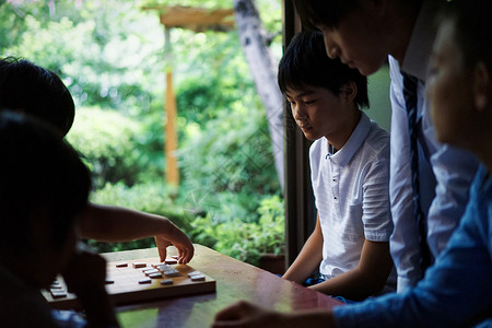 教室专业空白部分一个学习将棋的男孩图片