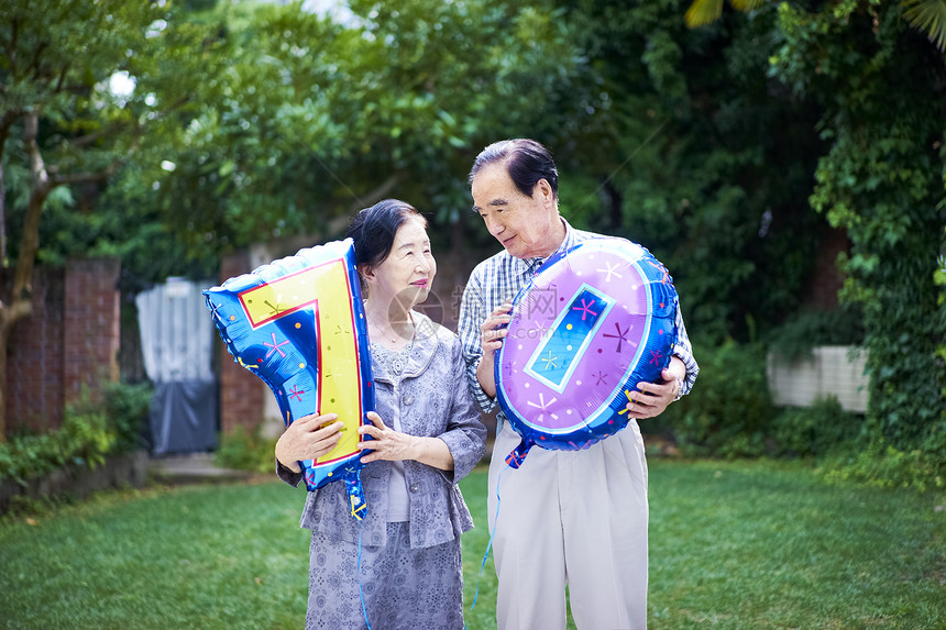 男子明亮笑容老夫妇的庆祝活动图片