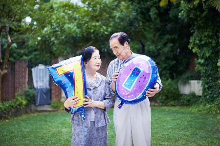 男子明亮笑容老夫妇的庆祝活动图片