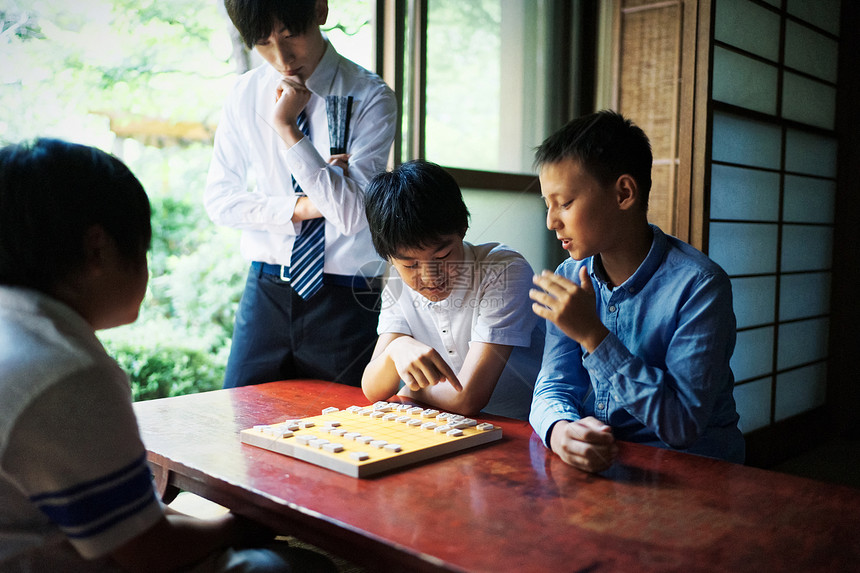 较年轻日本将棋棋子游戏一个学习将棋的男孩图片