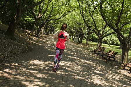 户外练习中日跑步的女人图片