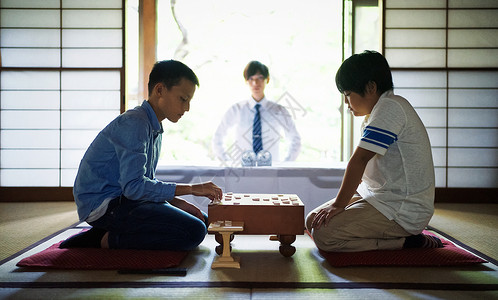 孩子们在玩棋盘游戏高清图片