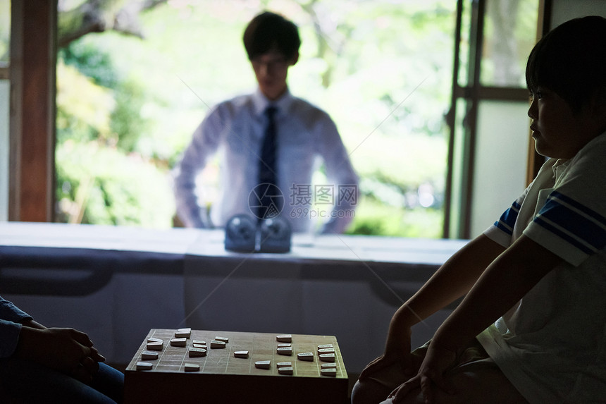 下棋的小男孩图片