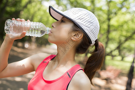 喝水休息的的年轻女性图片