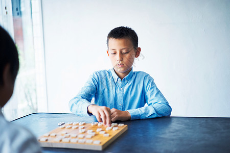 下棋的小男孩图片