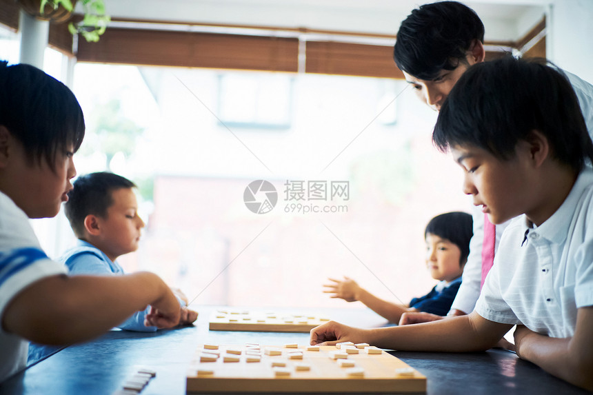 下棋对弈的小朋友们图片