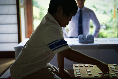 下棋的小男孩图片