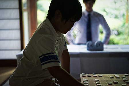 下棋的小男孩图片