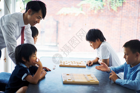 下棋俱乐部指导孩子们的老师图片